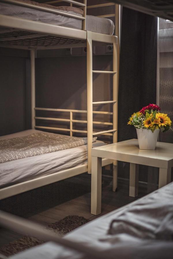 4 Couples & 4 Friends Hostel Krakow Bagian luar foto