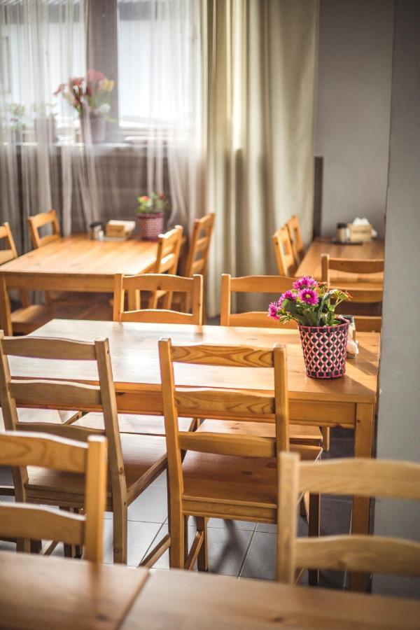 4 Couples & 4 Friends Hostel Krakow Bagian luar foto
